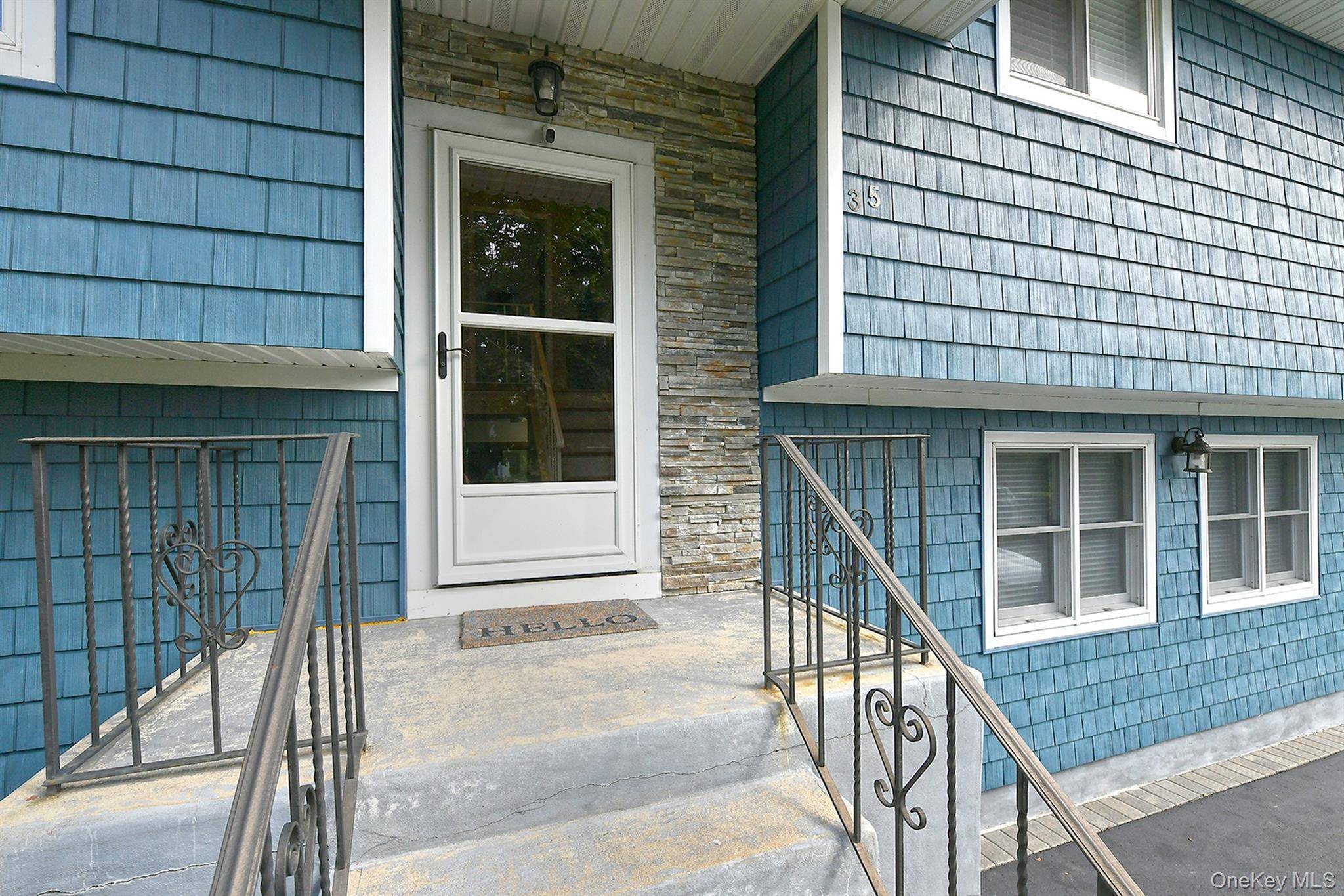 35 Jensen RD, Bay Shore, NY 11706