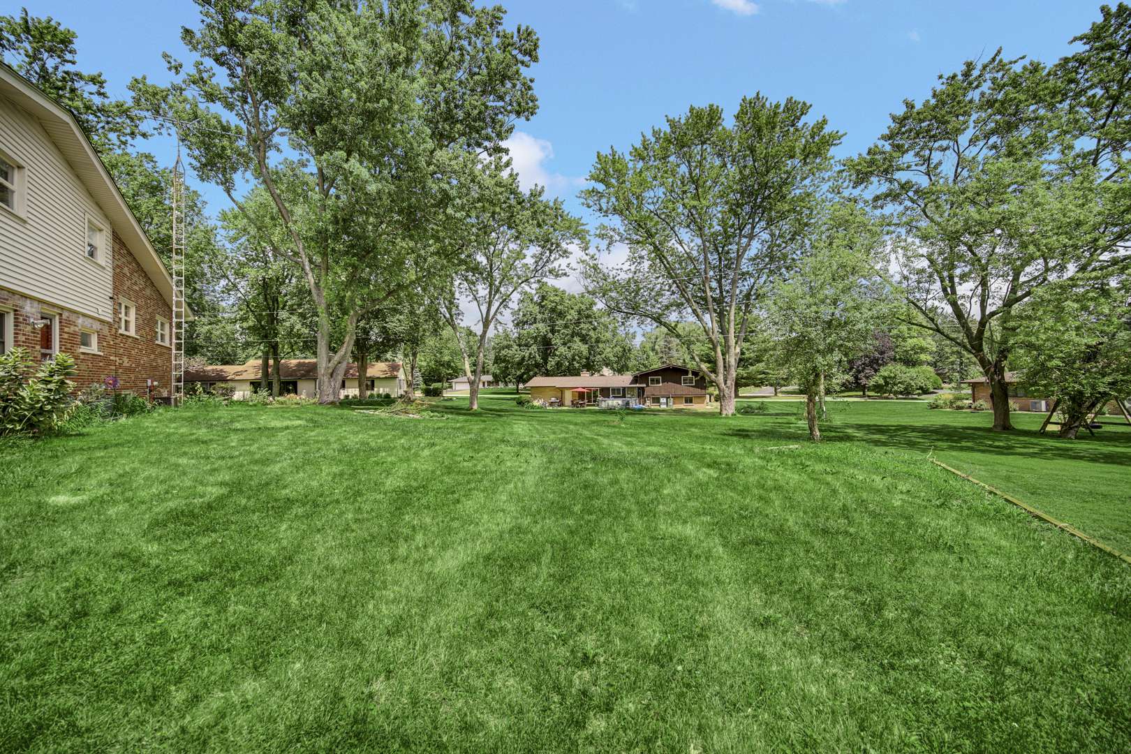 205 Sharon DR, Sleepy Hollow, IL 60118