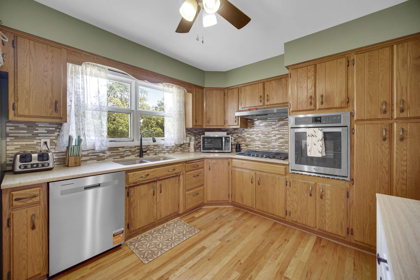 205 Sharon DR, Sleepy Hollow, IL 60118