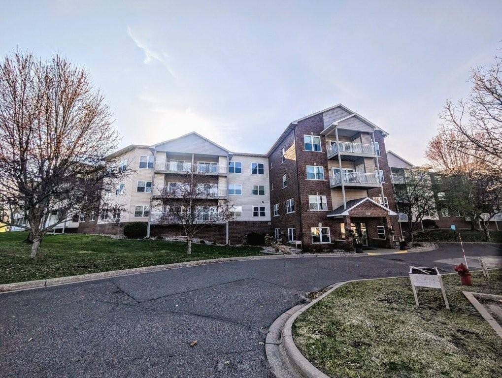 2231 Penn PL #213, North Saint Paul, MN 55109