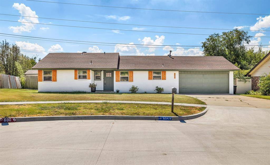 604 SW 27th ST, Moore, OK 73160
