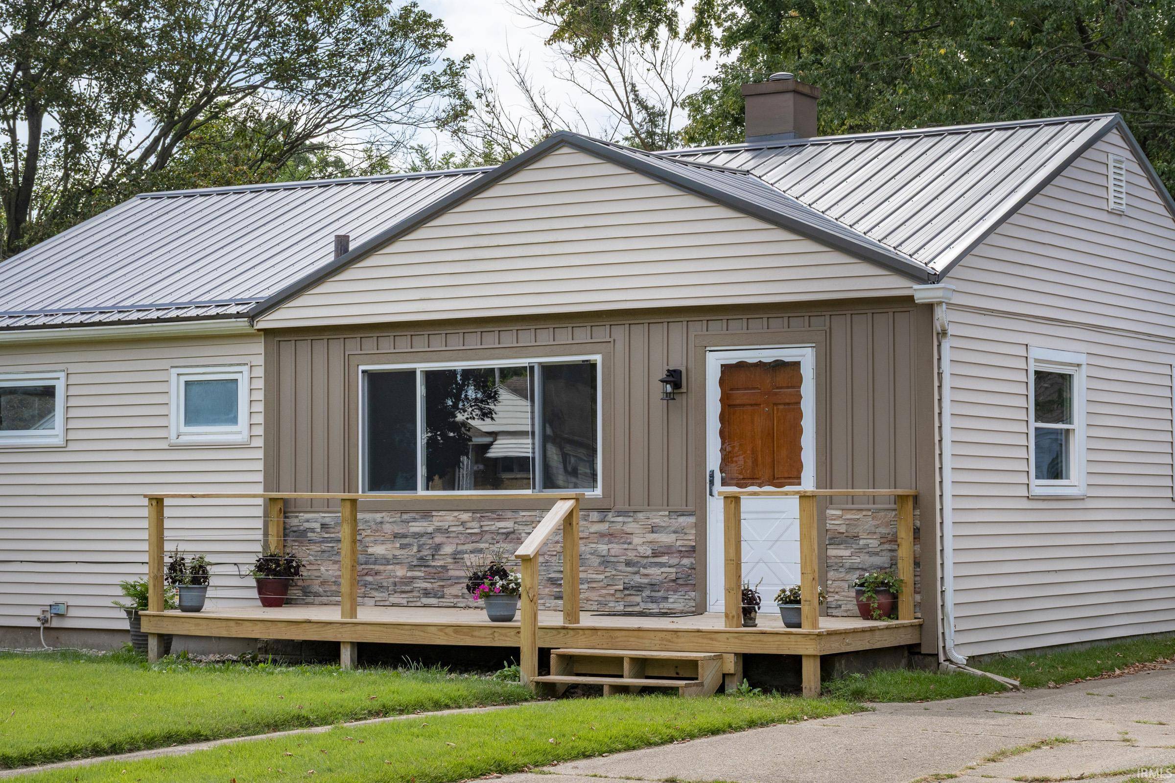 2214 Rockne DR, South Bend, IN 46615-3430