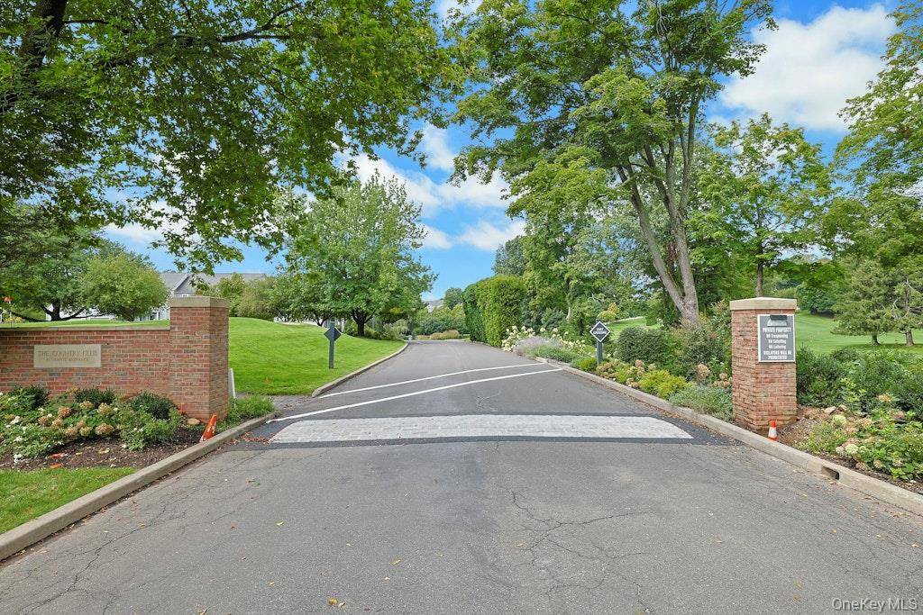 29 Country Club LN, Pleasantville, NY 10570
