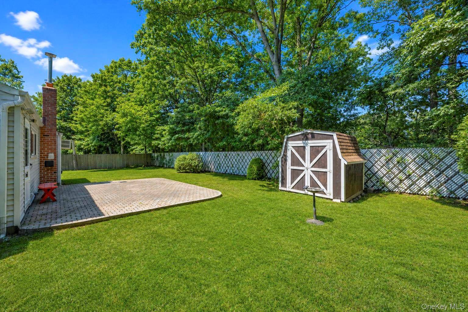 25 Hewes ST, Port Jefferson Station, NY 11776