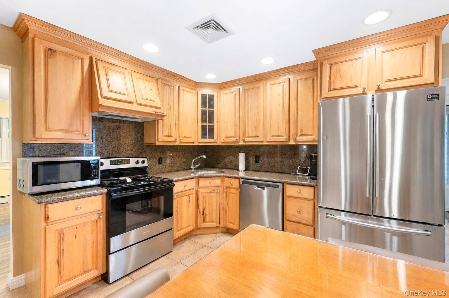 124 Bayview DR, Oakdale, NY 11769