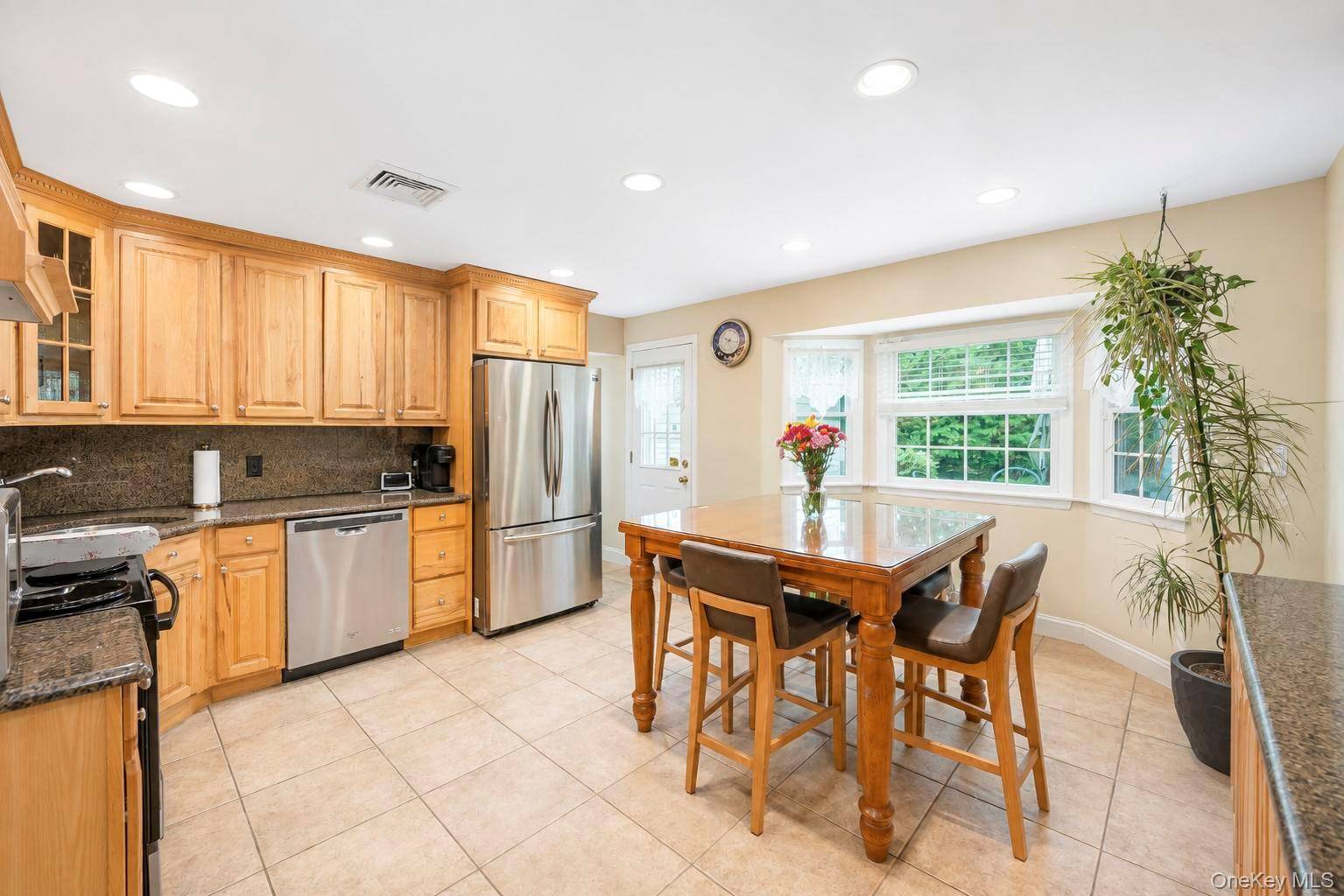 124 Bayview DR, Oakdale, NY 11769