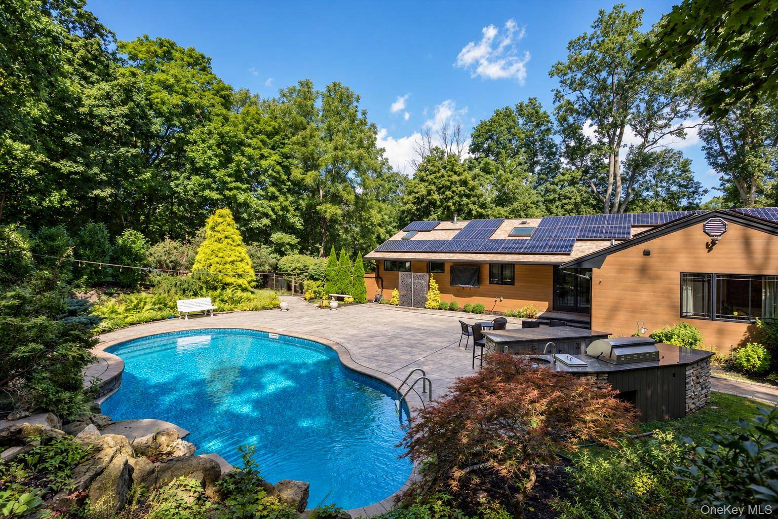 6 Tanyard LN, Huntington, NY 11743