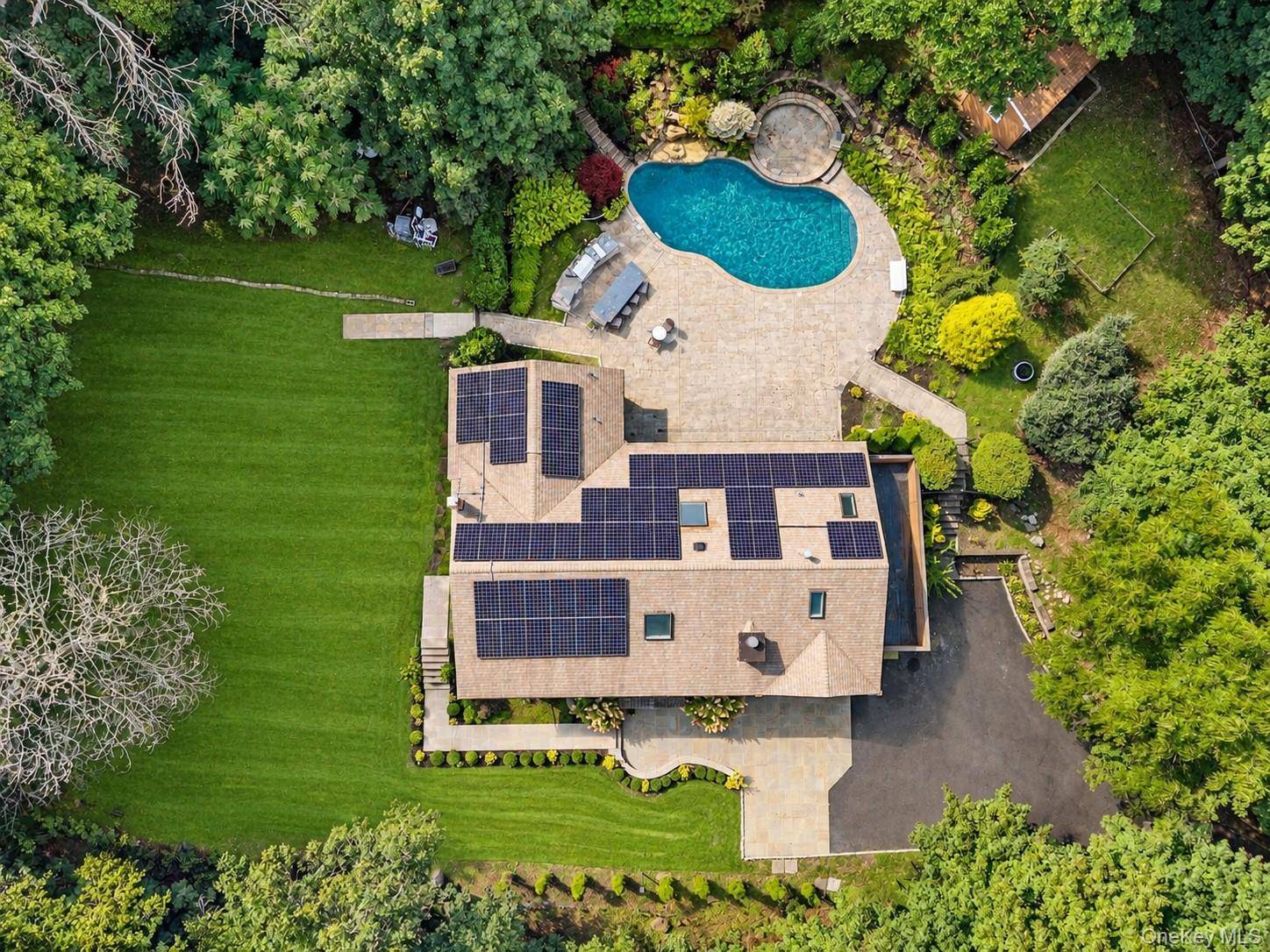 6 Tanyard LN, Huntington, NY 11743