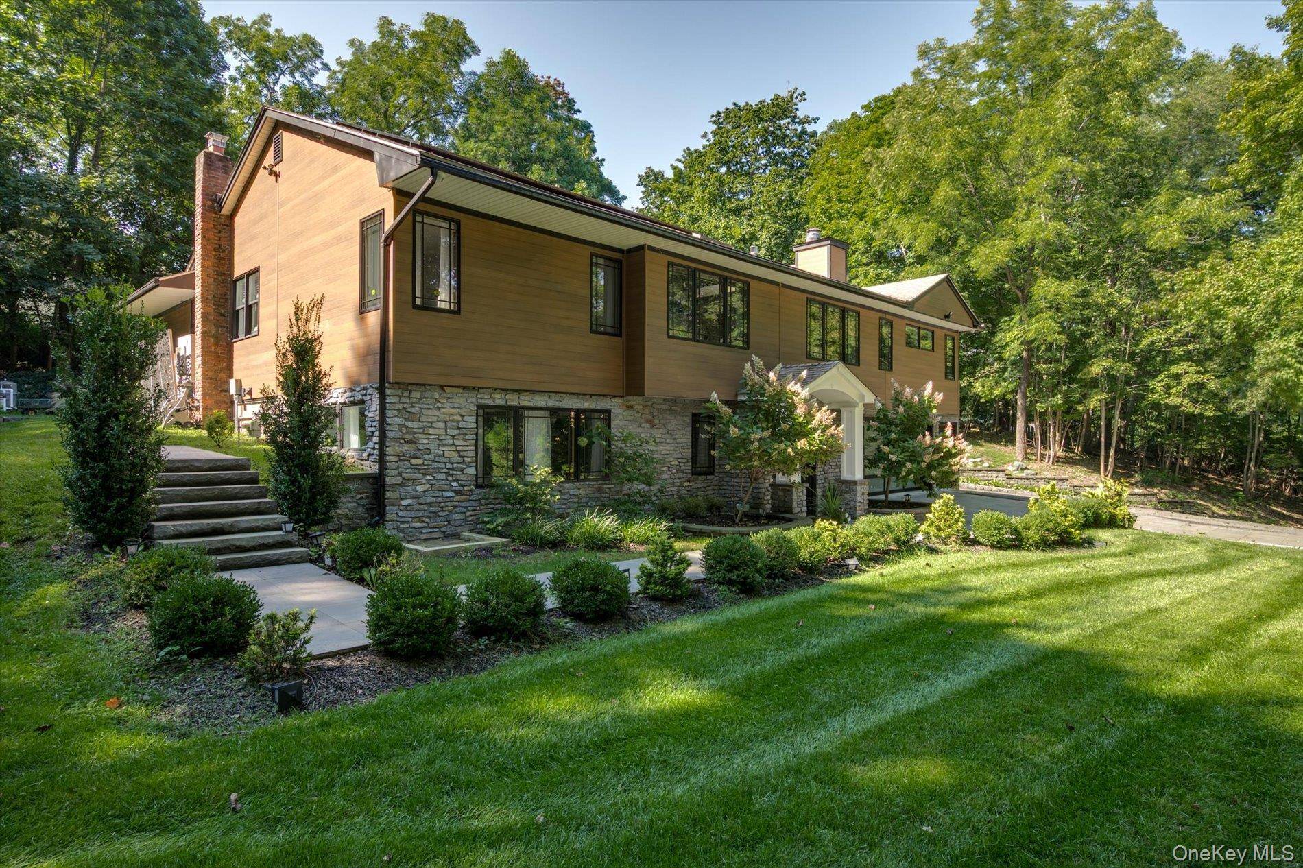 6 Tanyard LN, Huntington, NY 11743