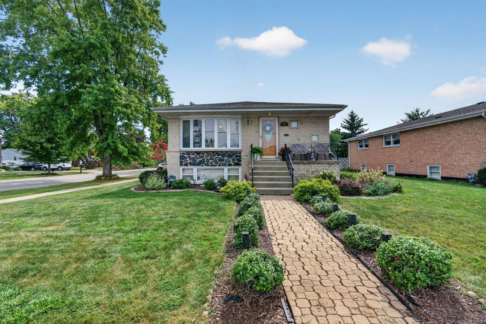 7001 W 81st ST, Burbank, IL 60459