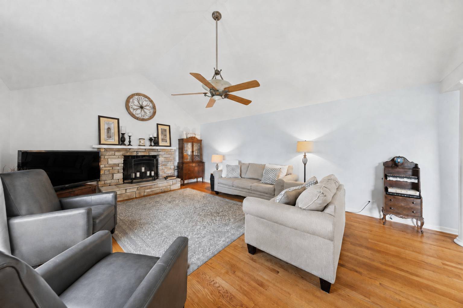 8425 Creekside LN, Darien, IL 60561