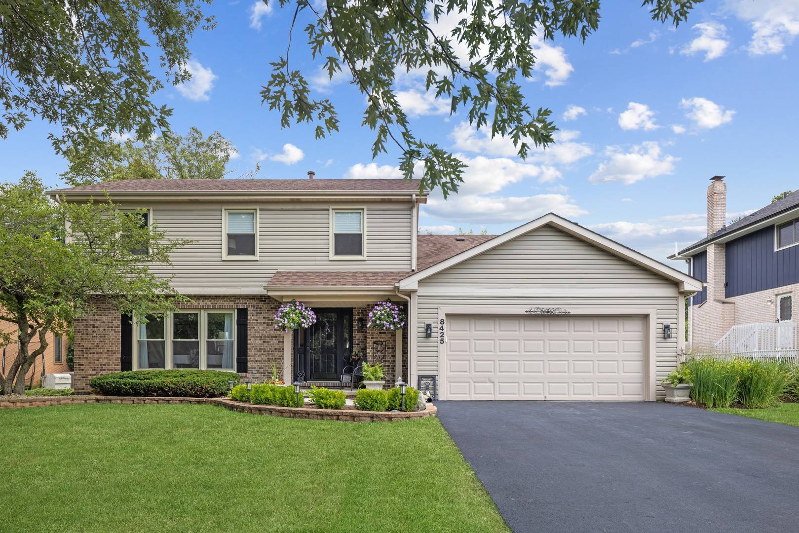 8425 Creekside LN, Darien, IL 60561