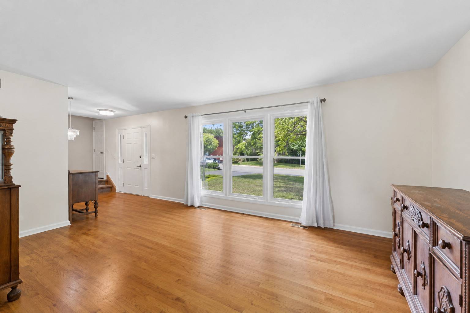 8425 Creekside LN, Darien, IL 60561