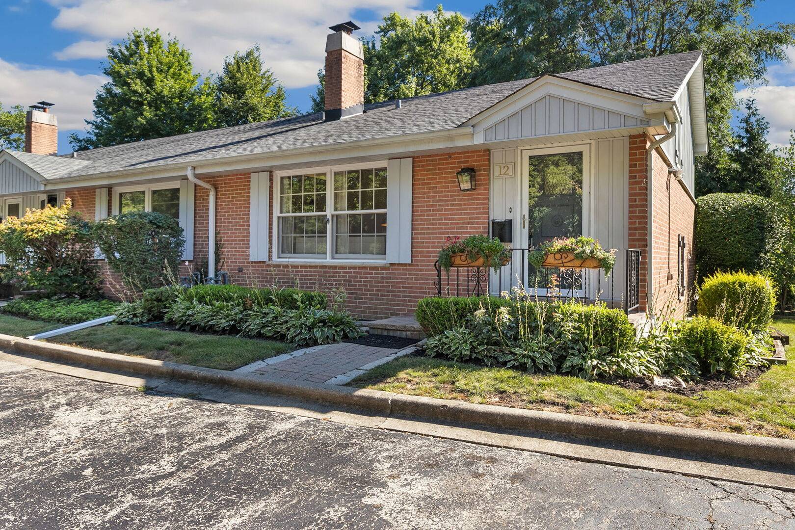 12 Robin Hood LN #12, Northfield, IL 60093