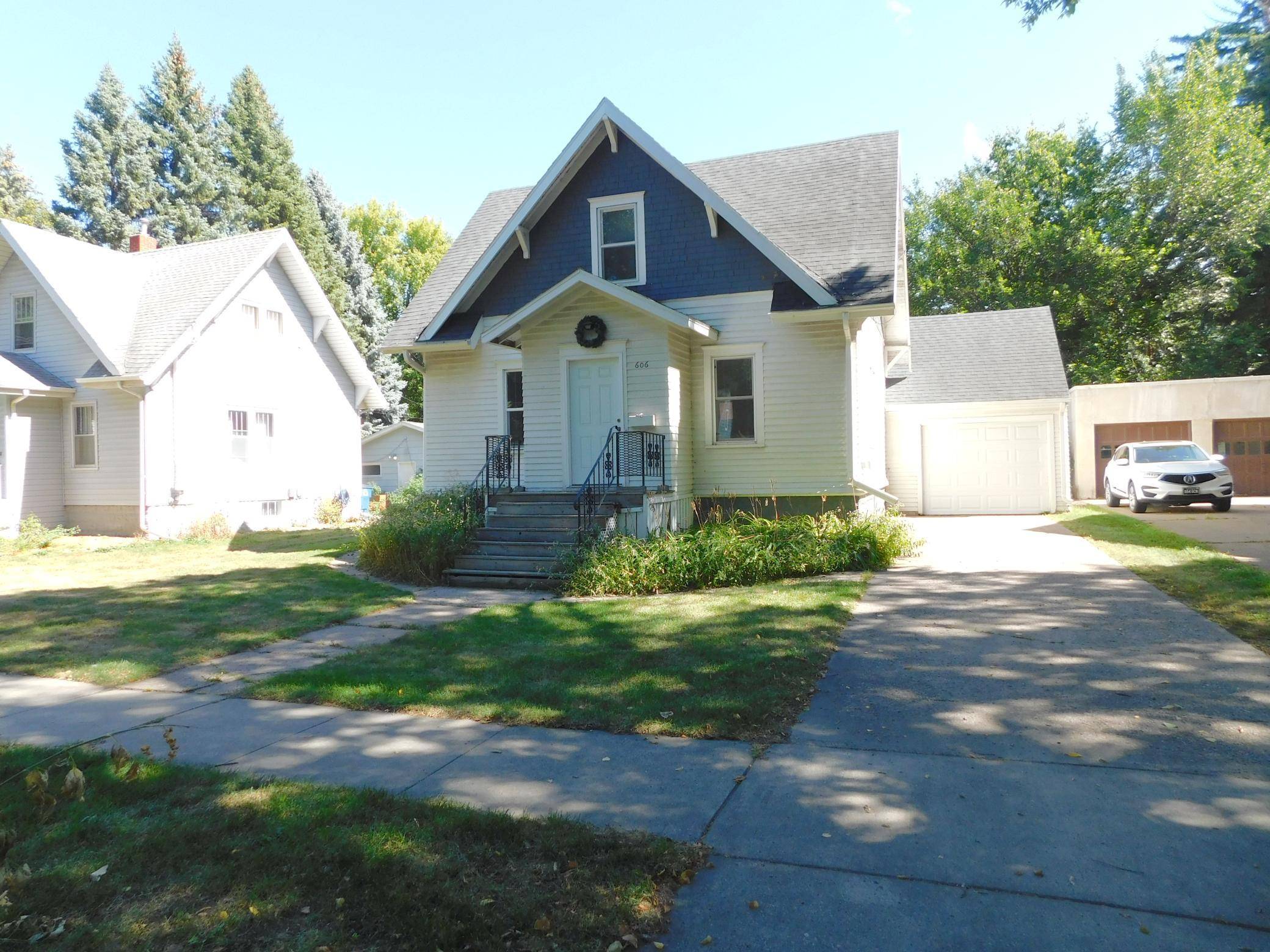 606 5th ST S, Moorhead, MN 56560