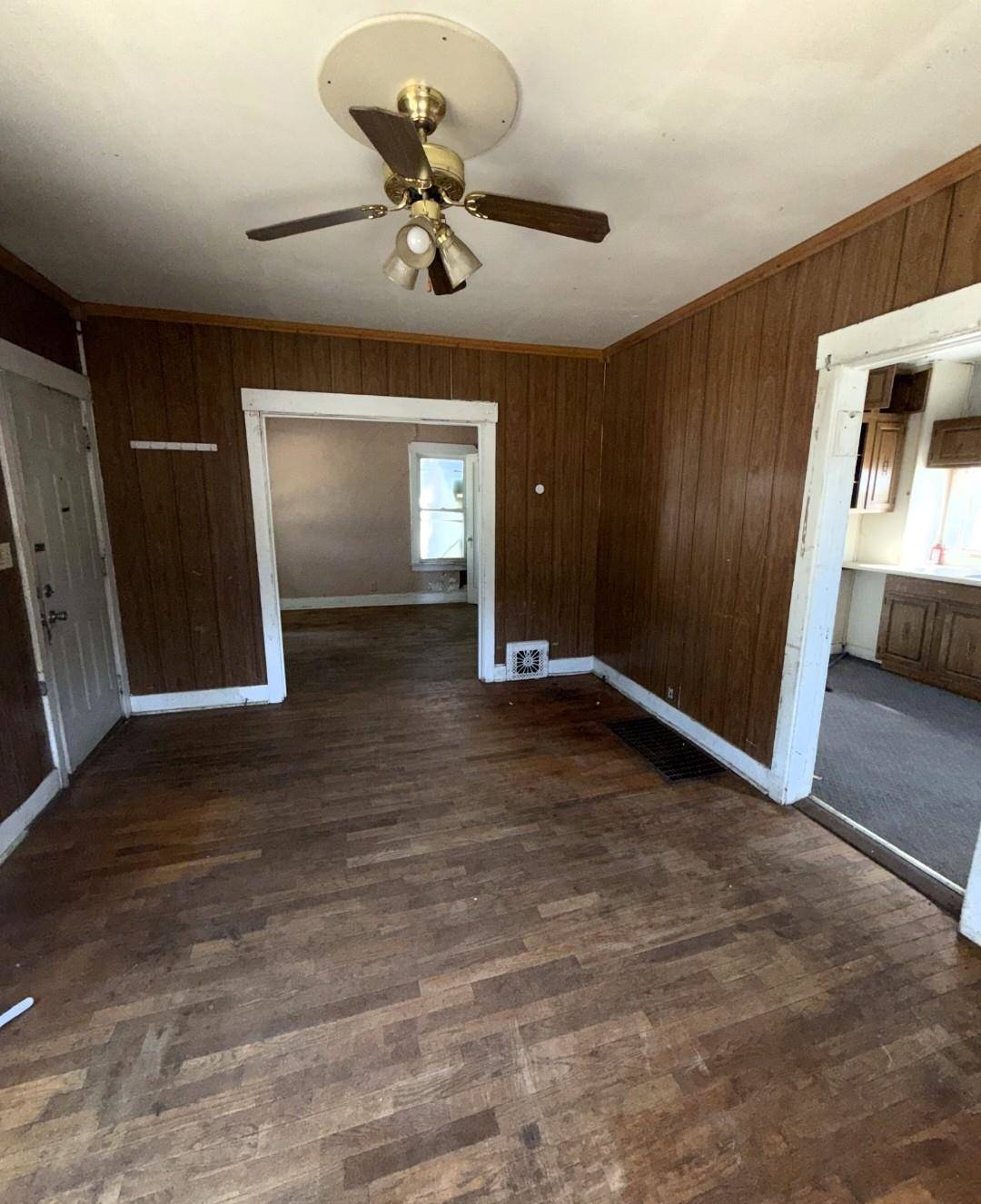 449 Baker St, Salina, KS 67401