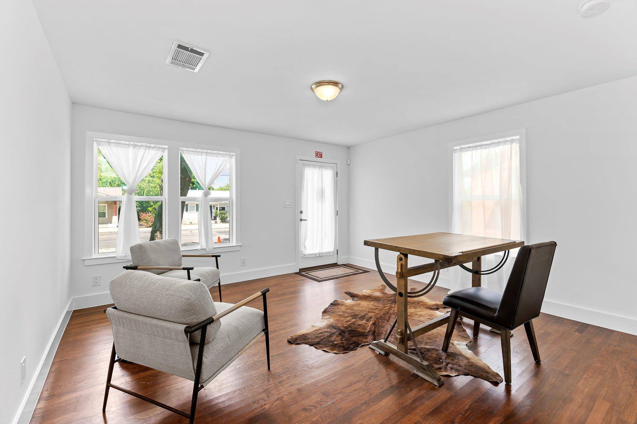 1512 W Koenig Lane LN, Austin, TX 78756