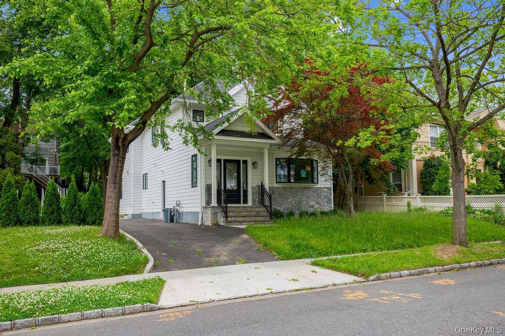 6 Burbury LN, Great Neck, NY 11023