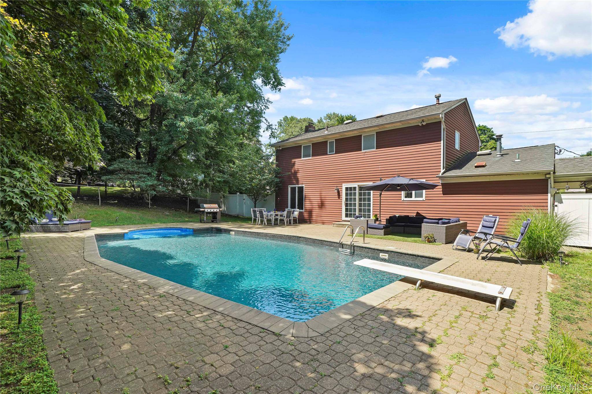 16 Stephen DR, Tarrytown, NY 10591