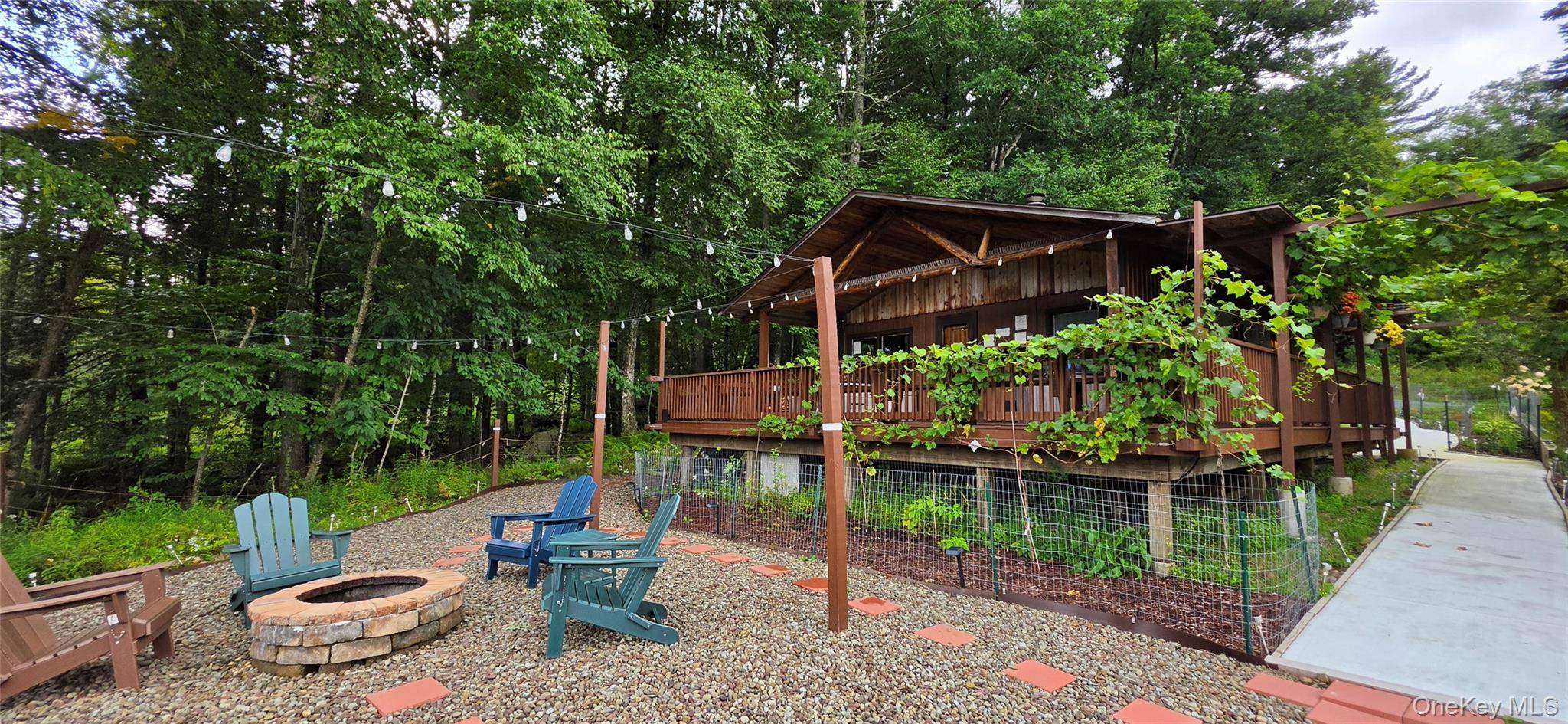 586 Lake Shore LN, Narrowsburg, NY 12764