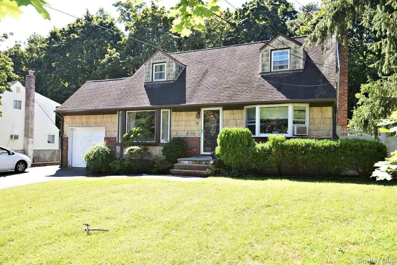 90 Cornell DR, Smithtown, NY 11787
