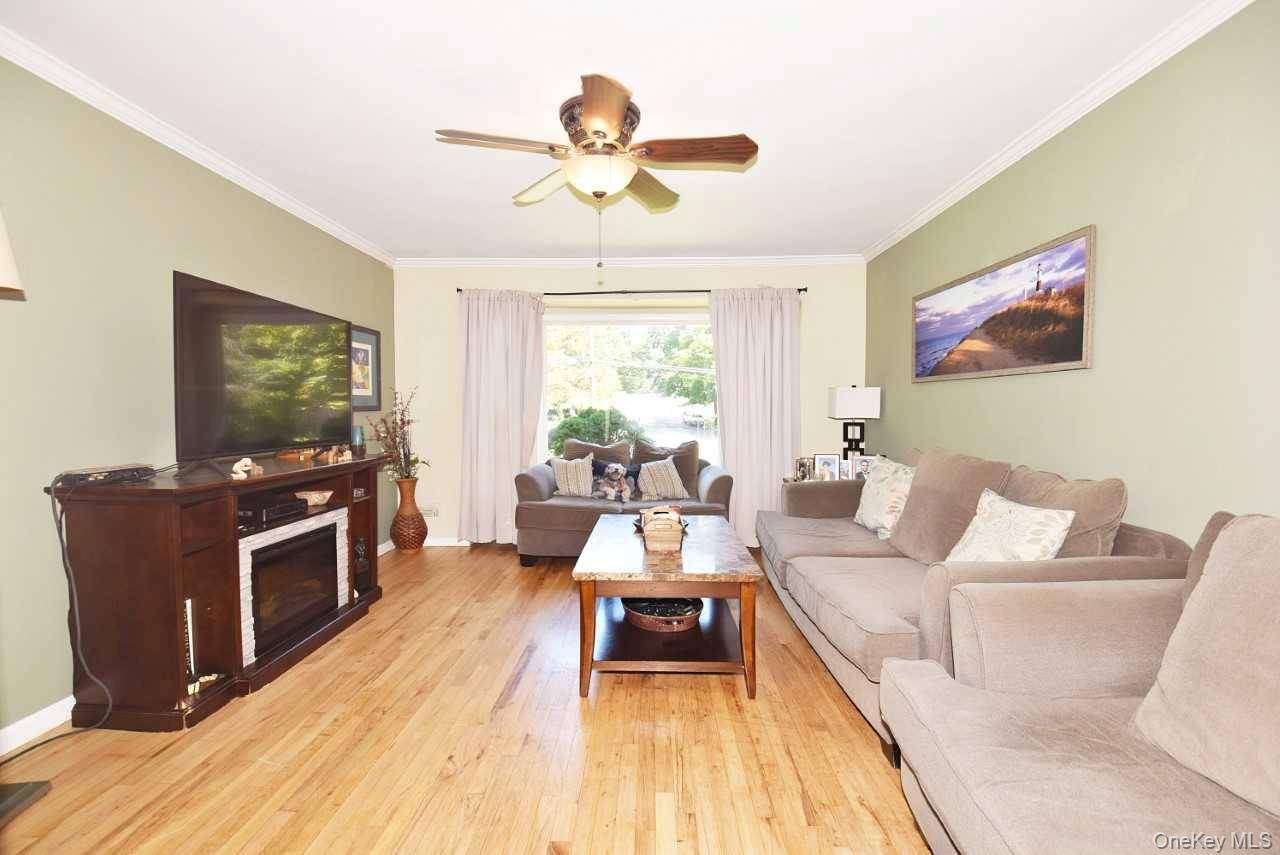 90 Cornell DR, Smithtown, NY 11787