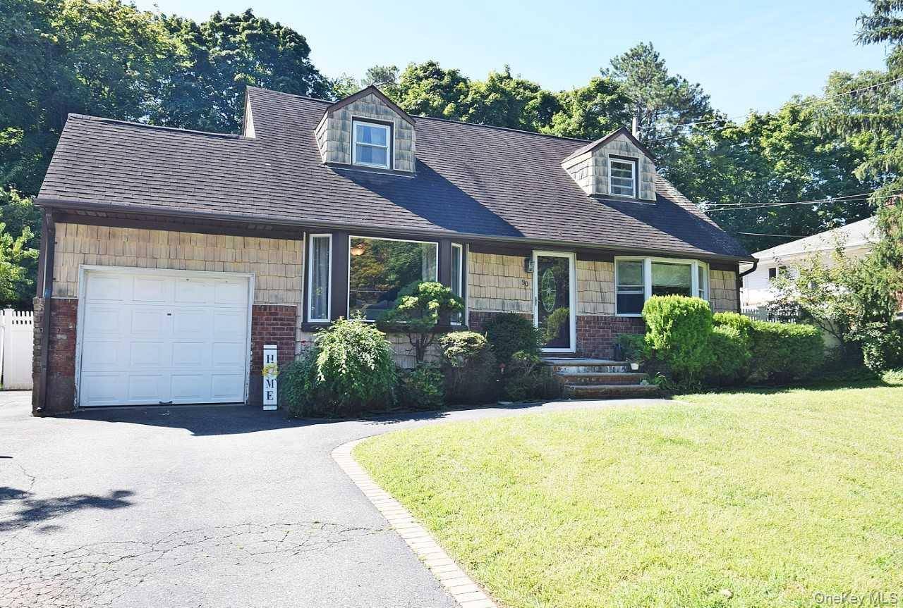 90 Cornell DR, Smithtown, NY 11787