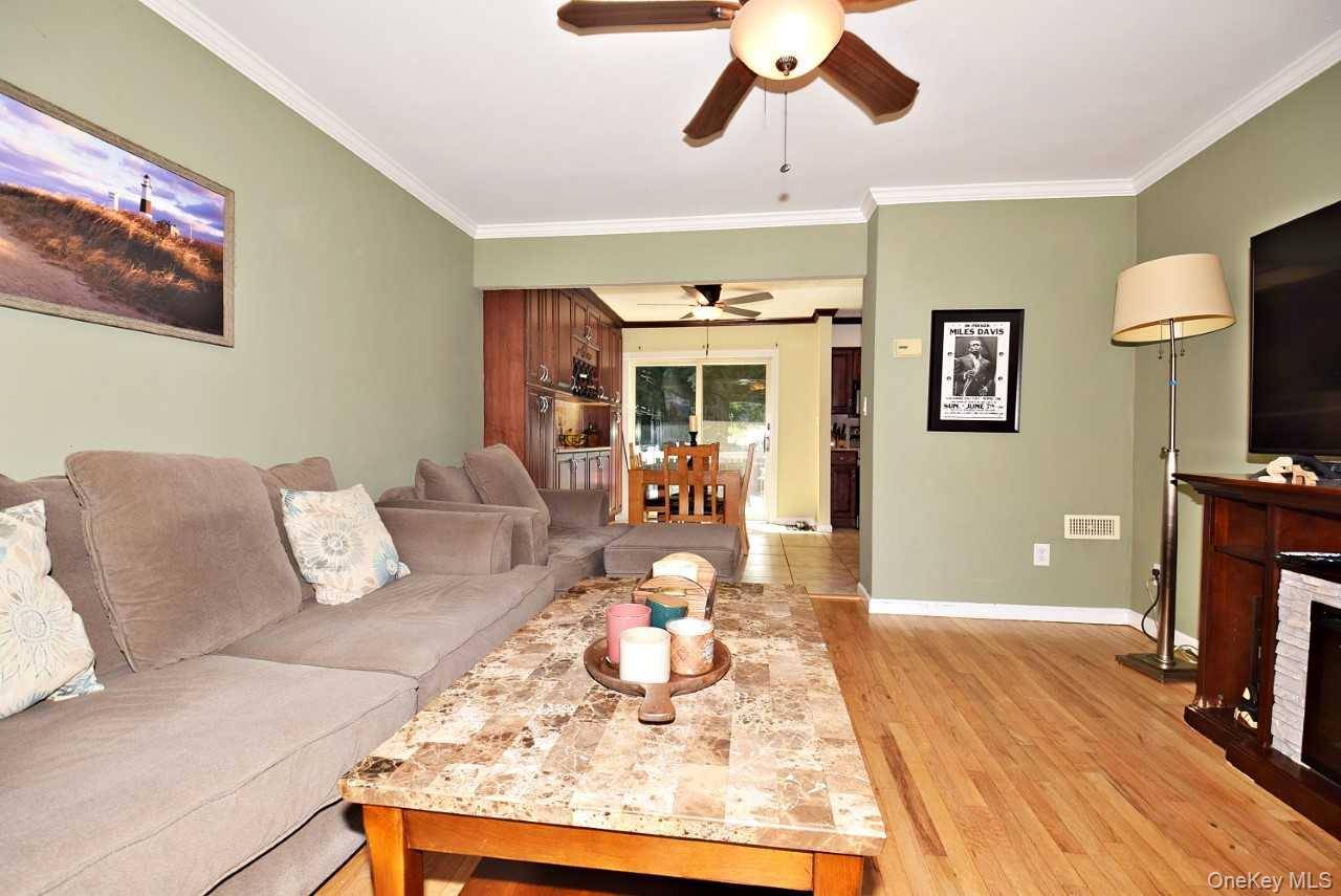 90 Cornell DR, Smithtown, NY 11787