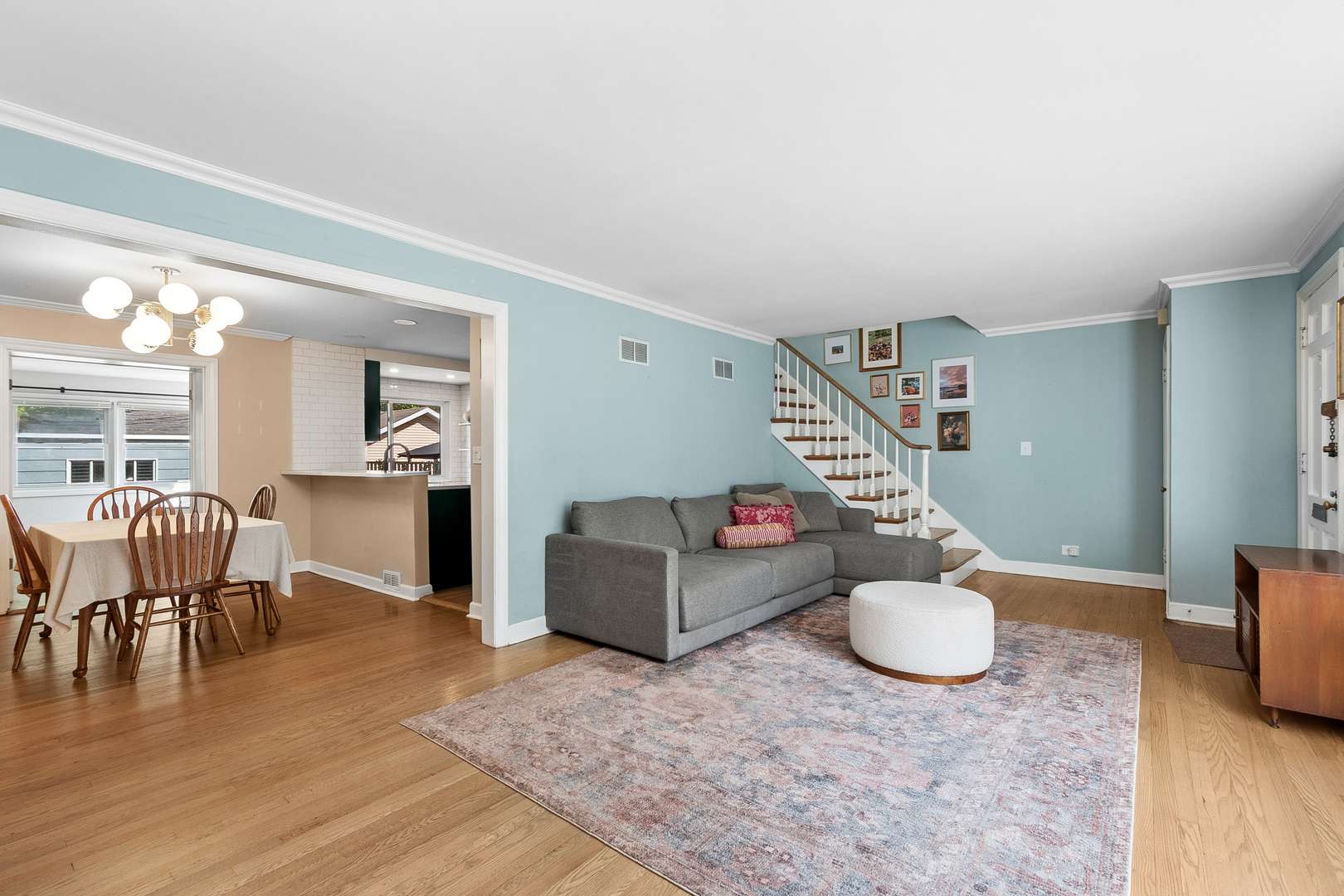 1615 Dobson ST, Evanston, IL 60202