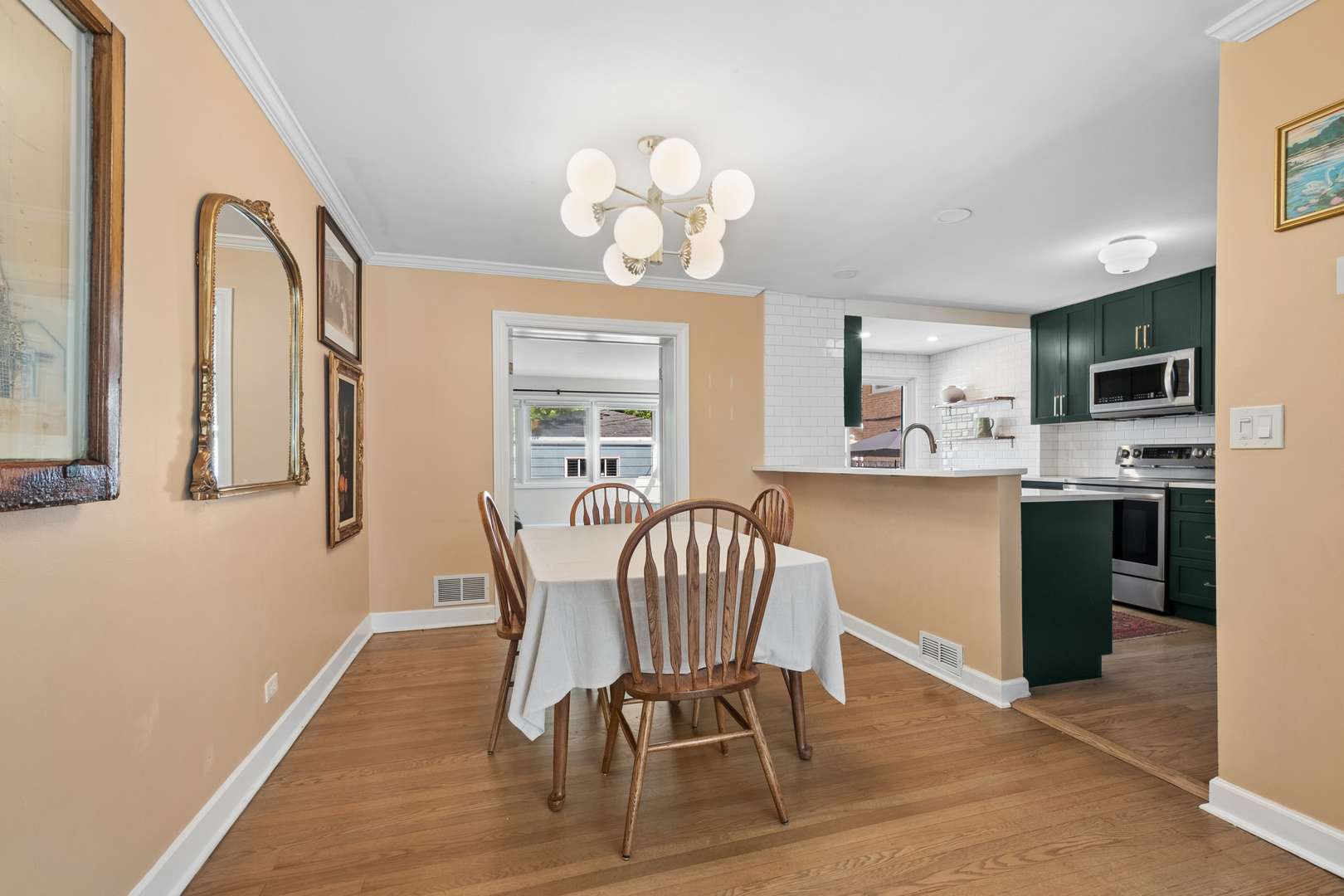 1615 Dobson ST, Evanston, IL 60202