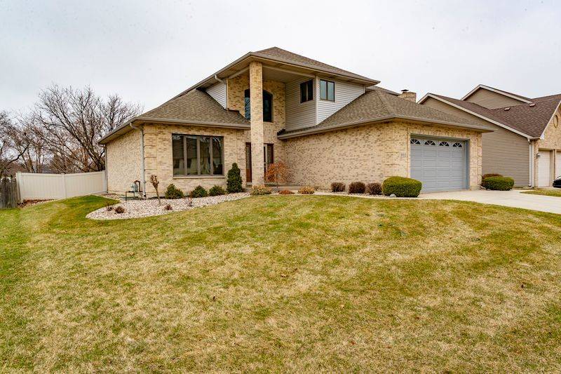 902 Somerset DR, Carol Stream, IL 60188