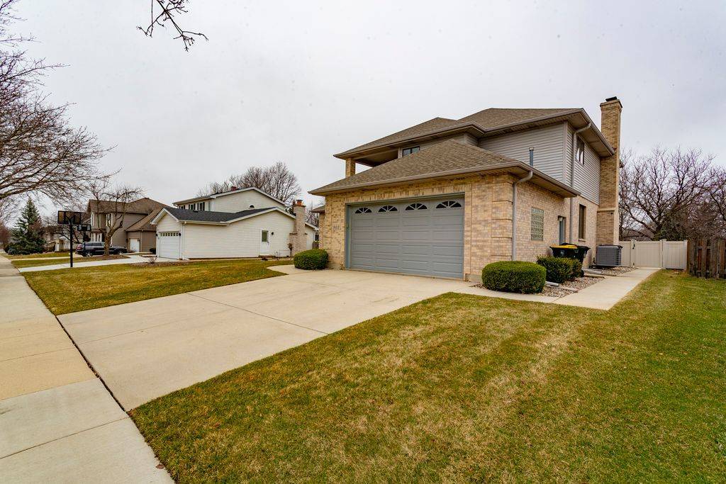 902 Somerset DR, Carol Stream, IL 60188