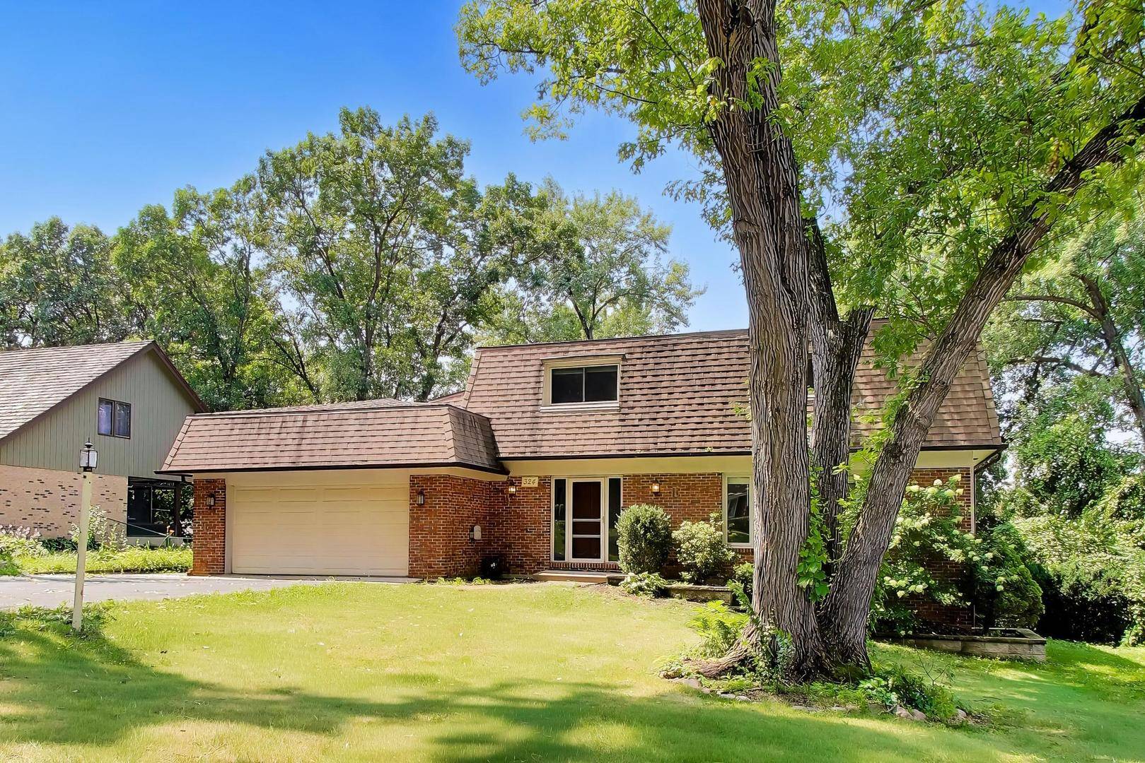 10S324 Hampshire LN, Willowbrook, IL 60527