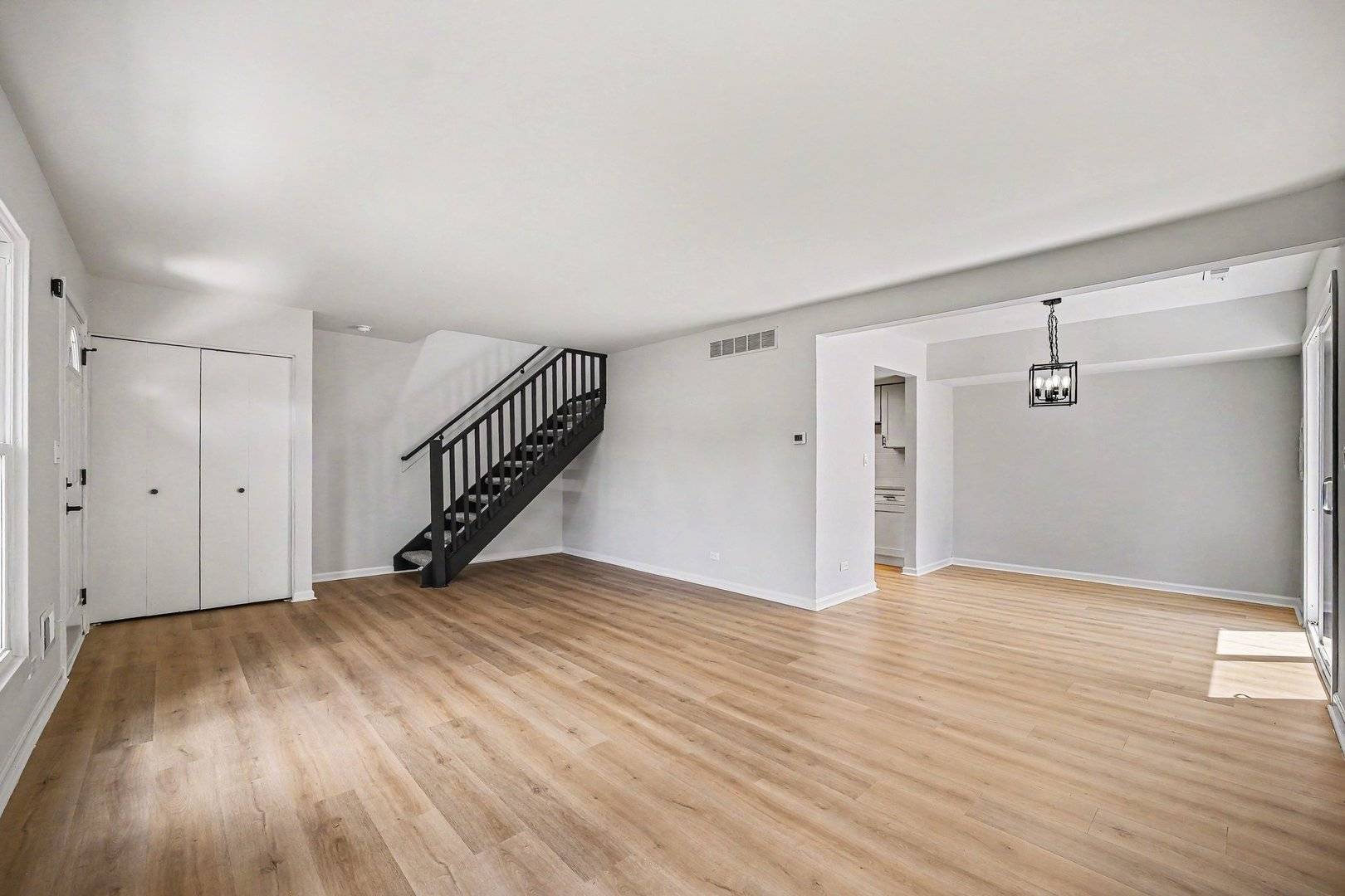 1801 Jamestown CIR, Hoffman Estates, IL 60169