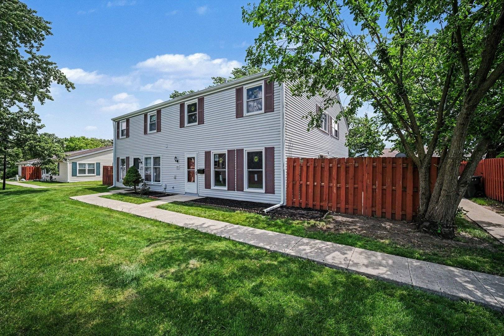 1801 Jamestown CIR, Hoffman Estates, IL 60169