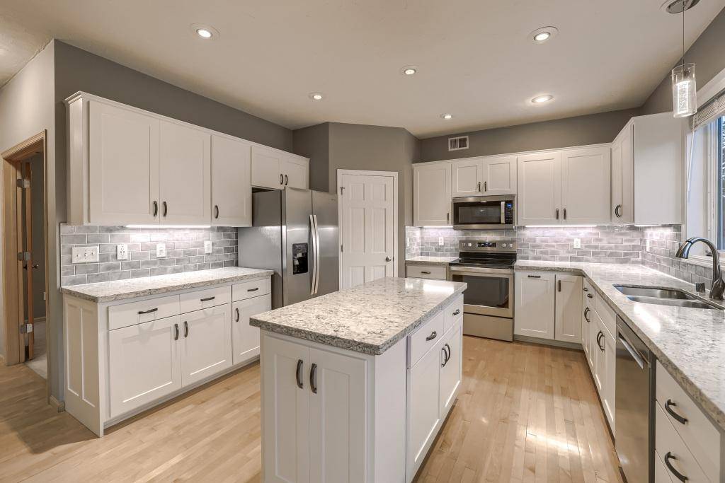 2040 Staghorn DR, Shakopee, MN 55379