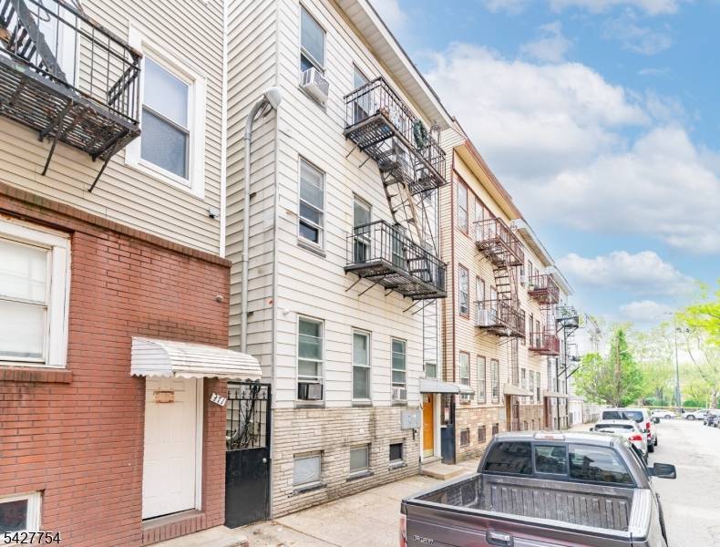 369 E Kinney St, Newark City, NJ 07105