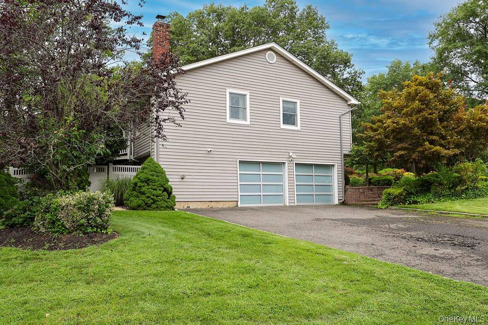 29 Puritan LN, Farmingdale, NY 11735