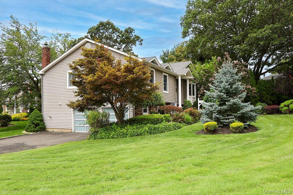 29 Puritan LN, Farmingdale, NY 11735
