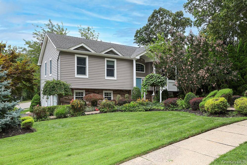 29 Puritan LN, Farmingdale, NY 11735