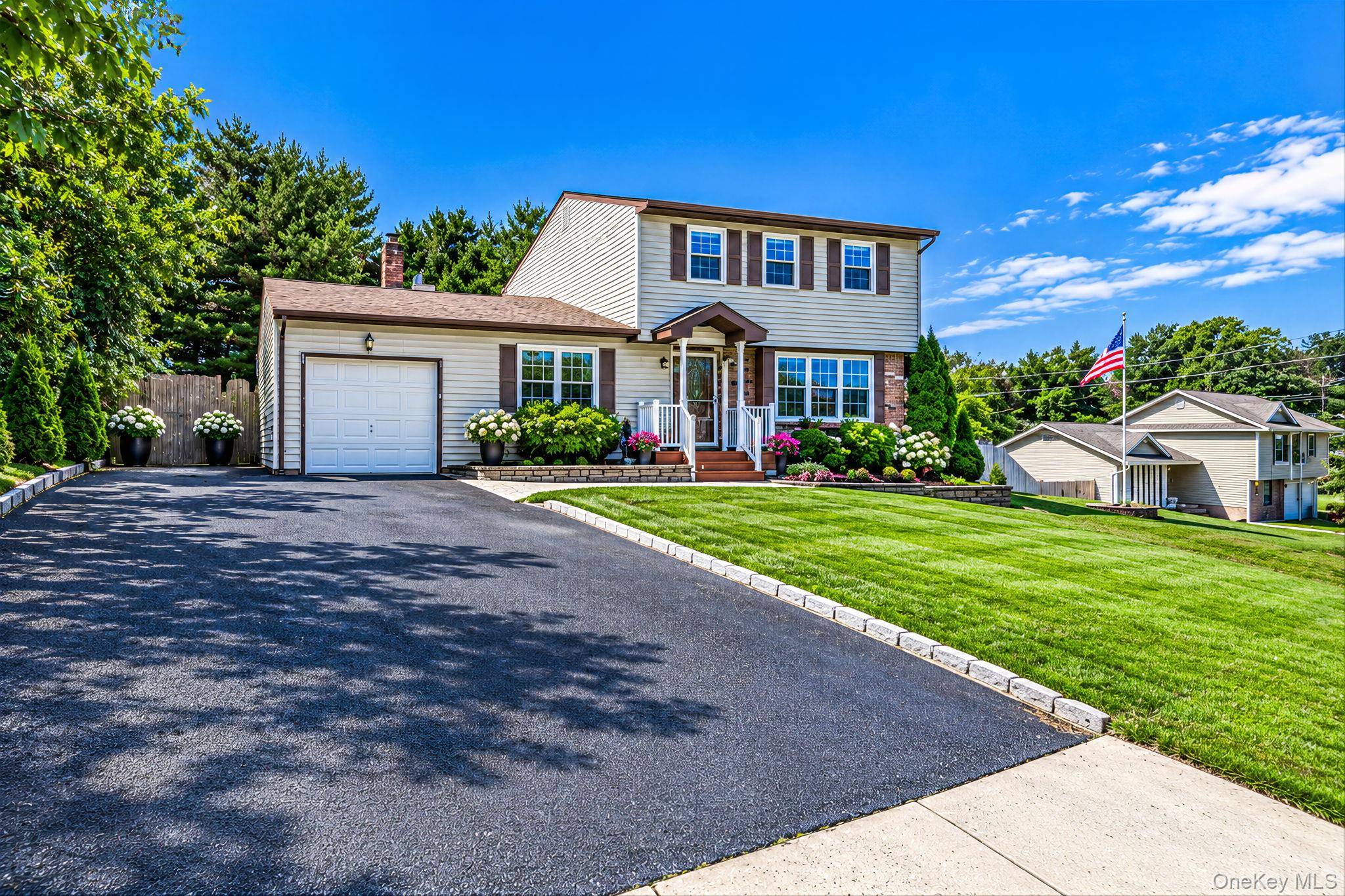 4 Rolling Hills DR, Ridge, NY 11961
