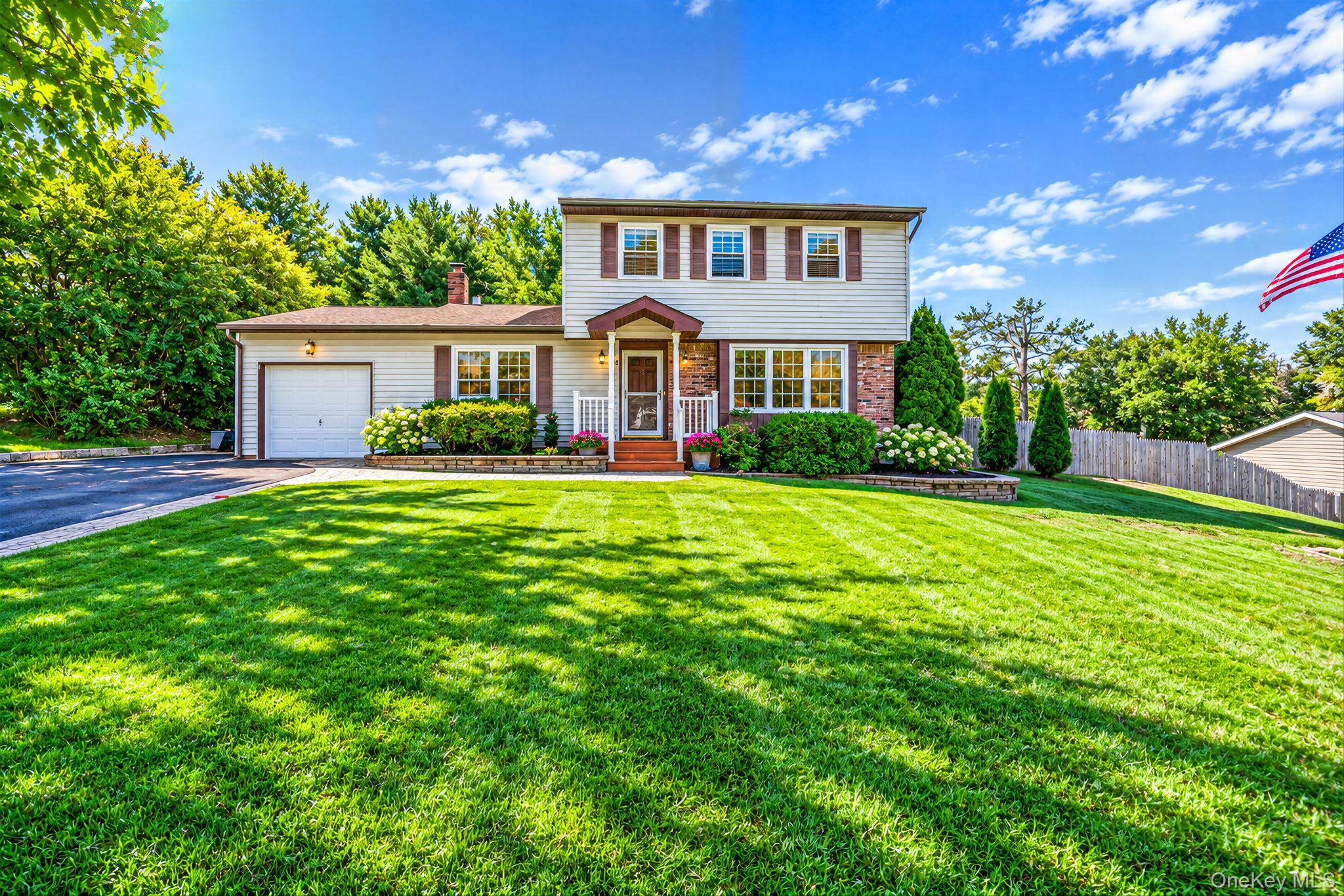 4 Rolling Hills DR, Ridge, NY 11961