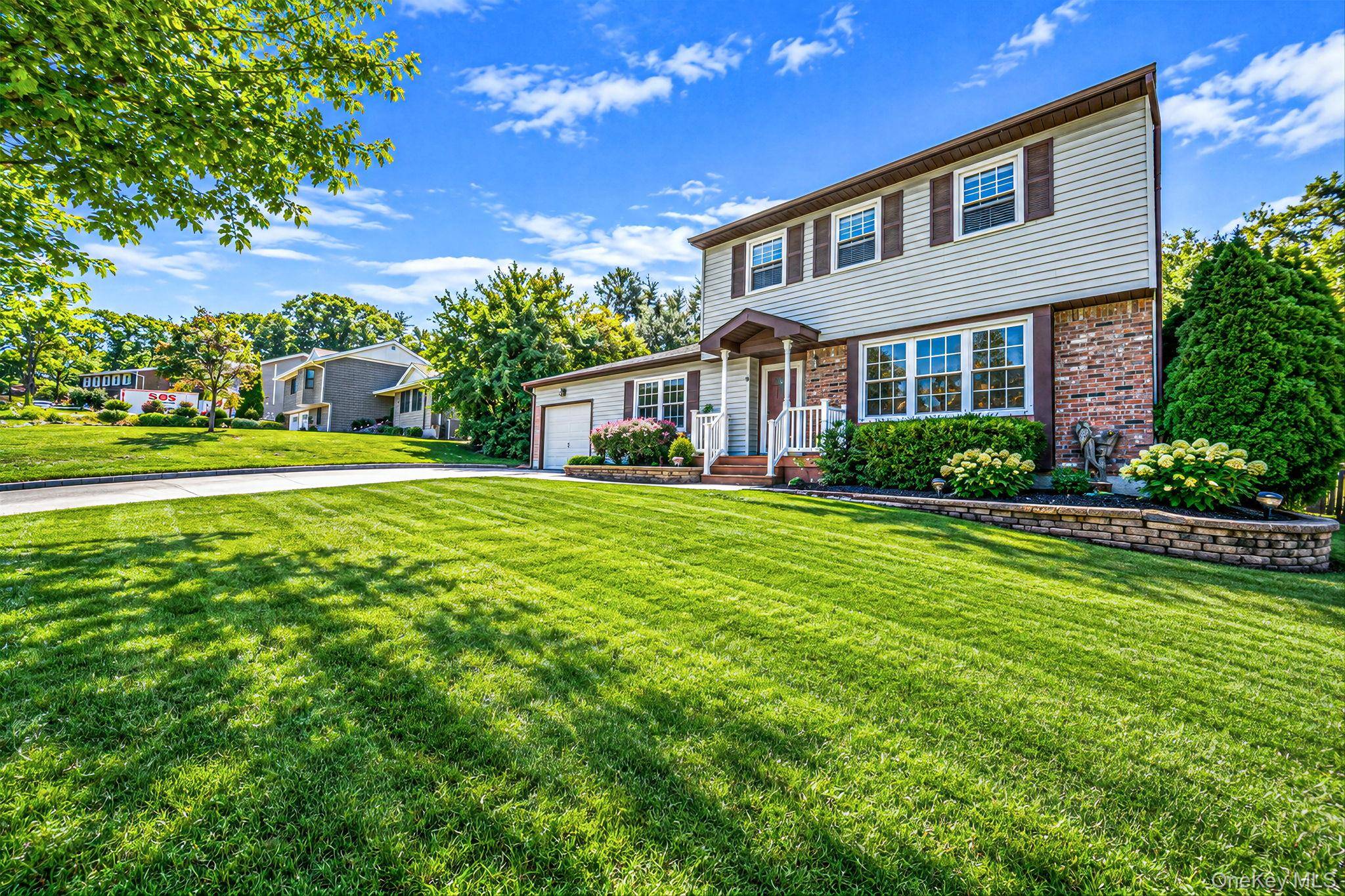 4 Rolling Hills DR, Ridge, NY 11961