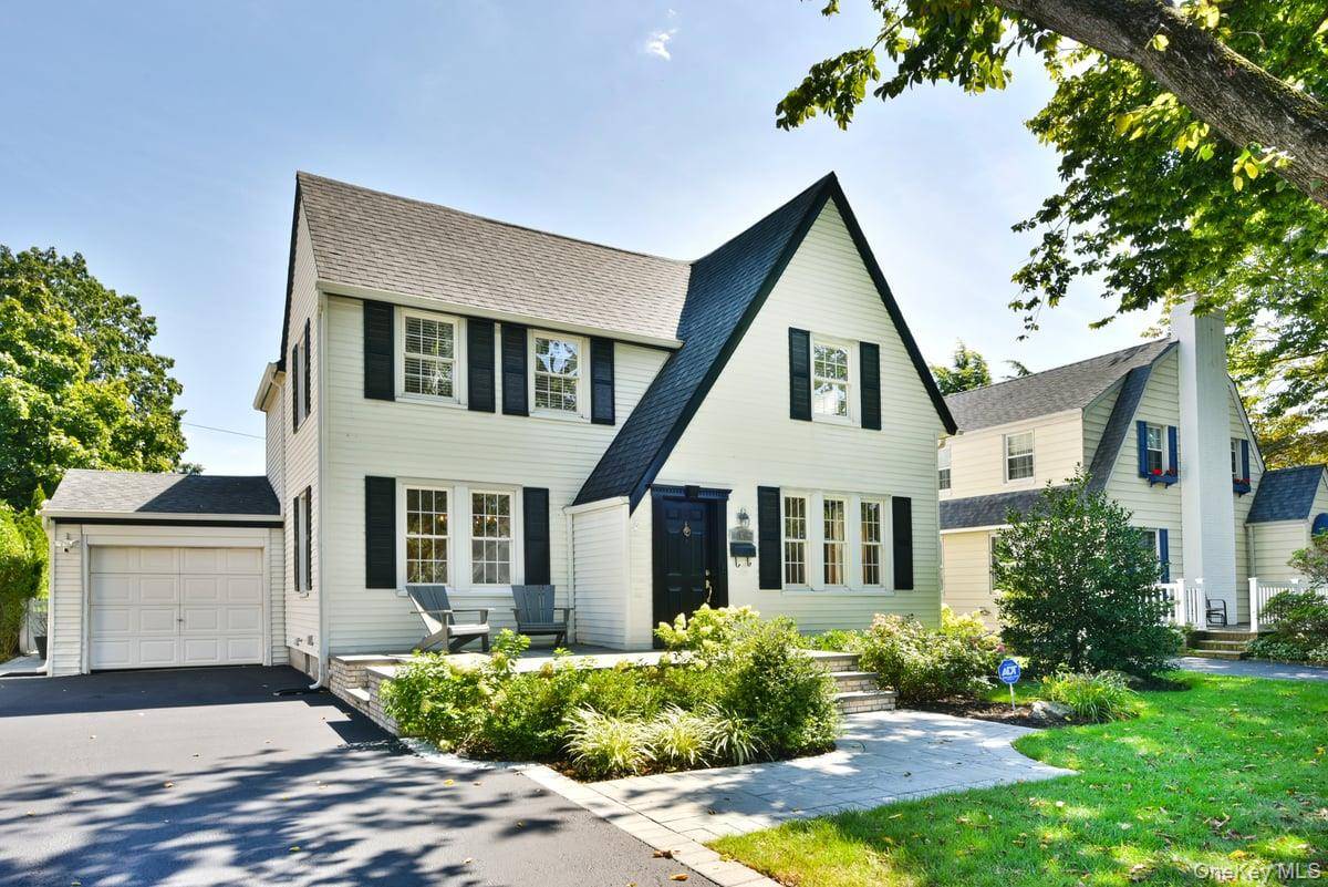 162 Elton RD, Stewart Manor, NY 11530