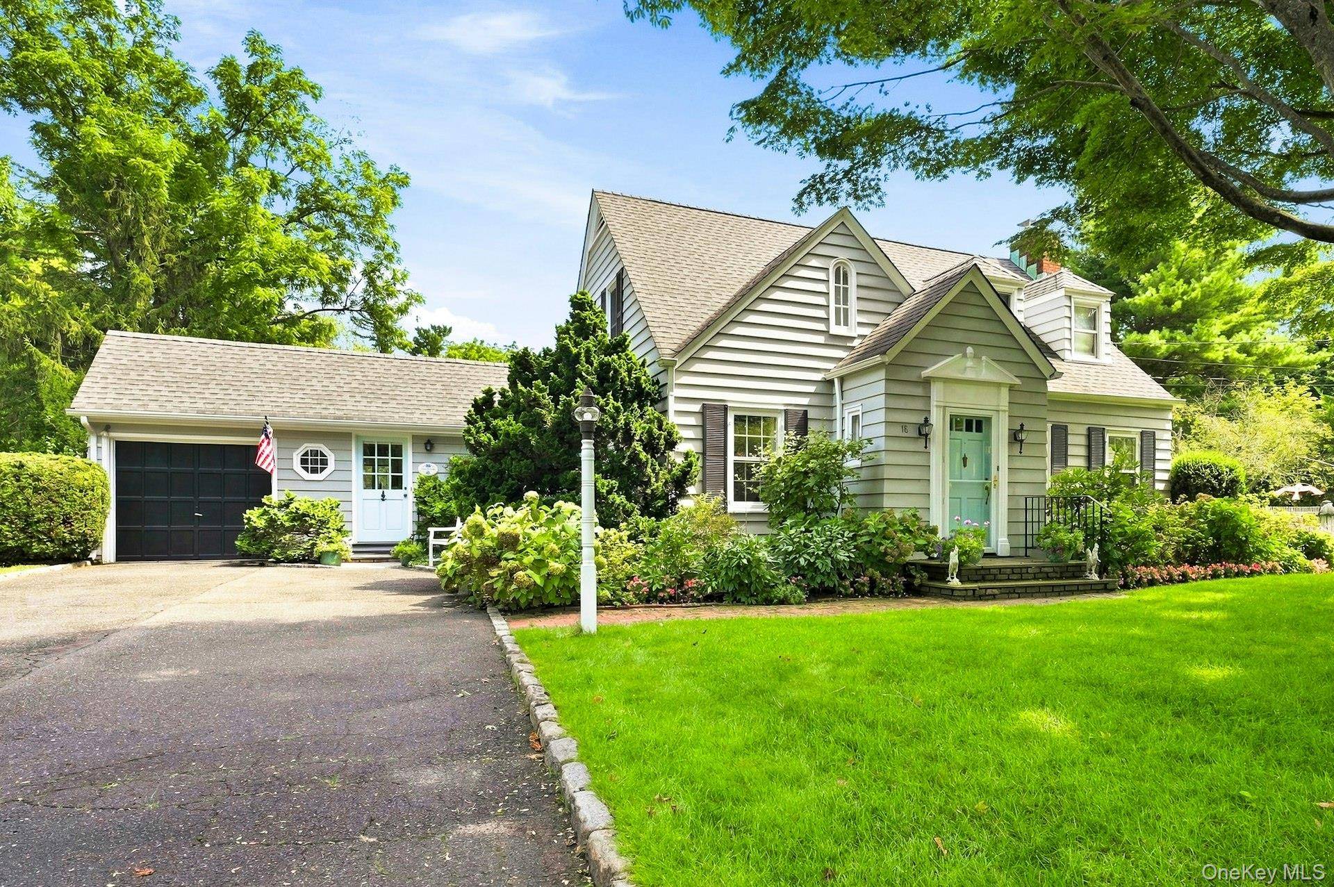 18 Matinecock LN, Locust Valley, NY 11560
