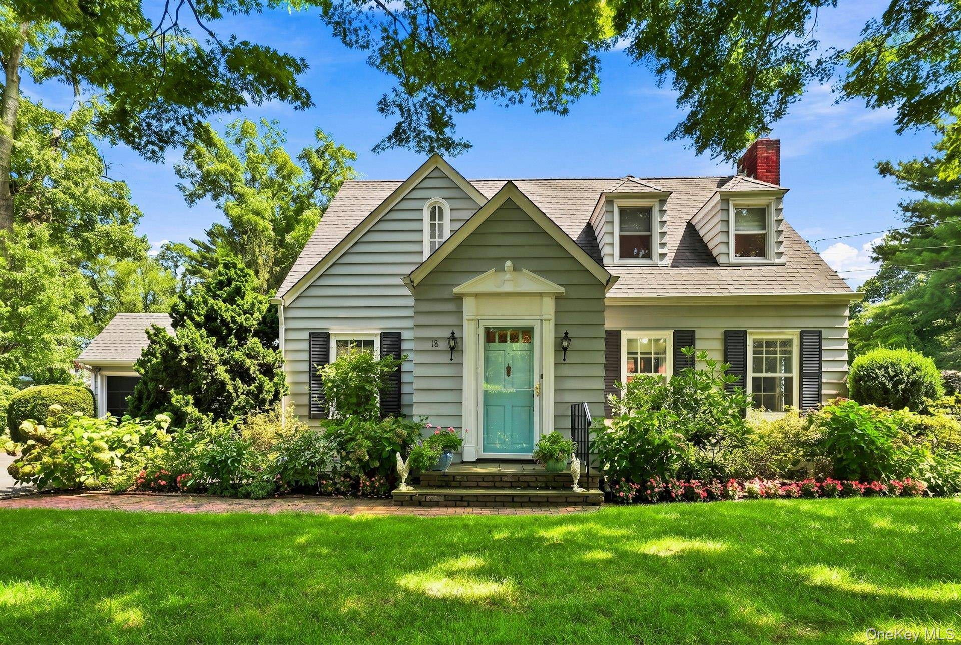 18 Matinecock LN, Locust Valley, NY 11560