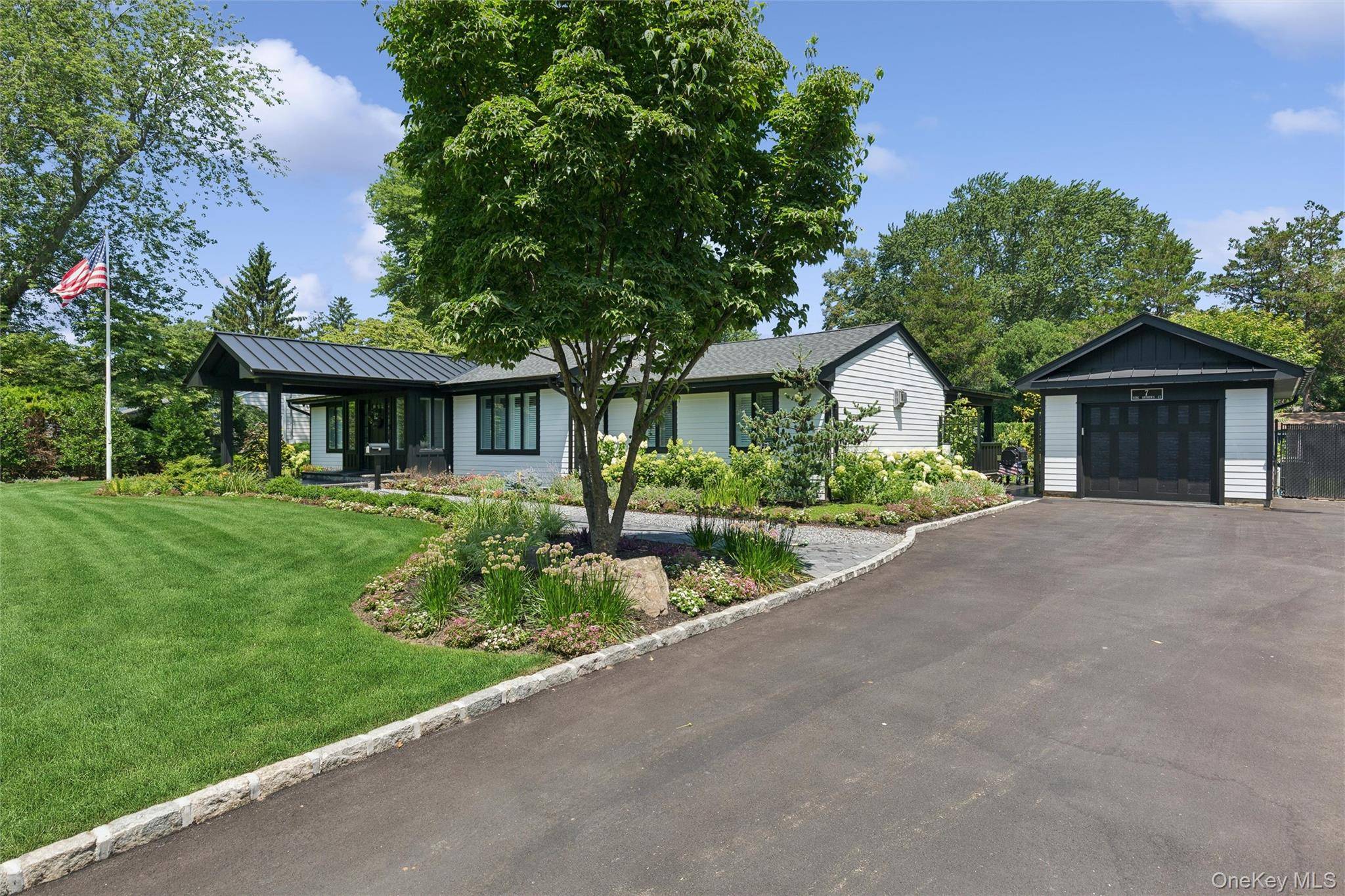 7 King Arthurs CT, Saint James, NY 11780
