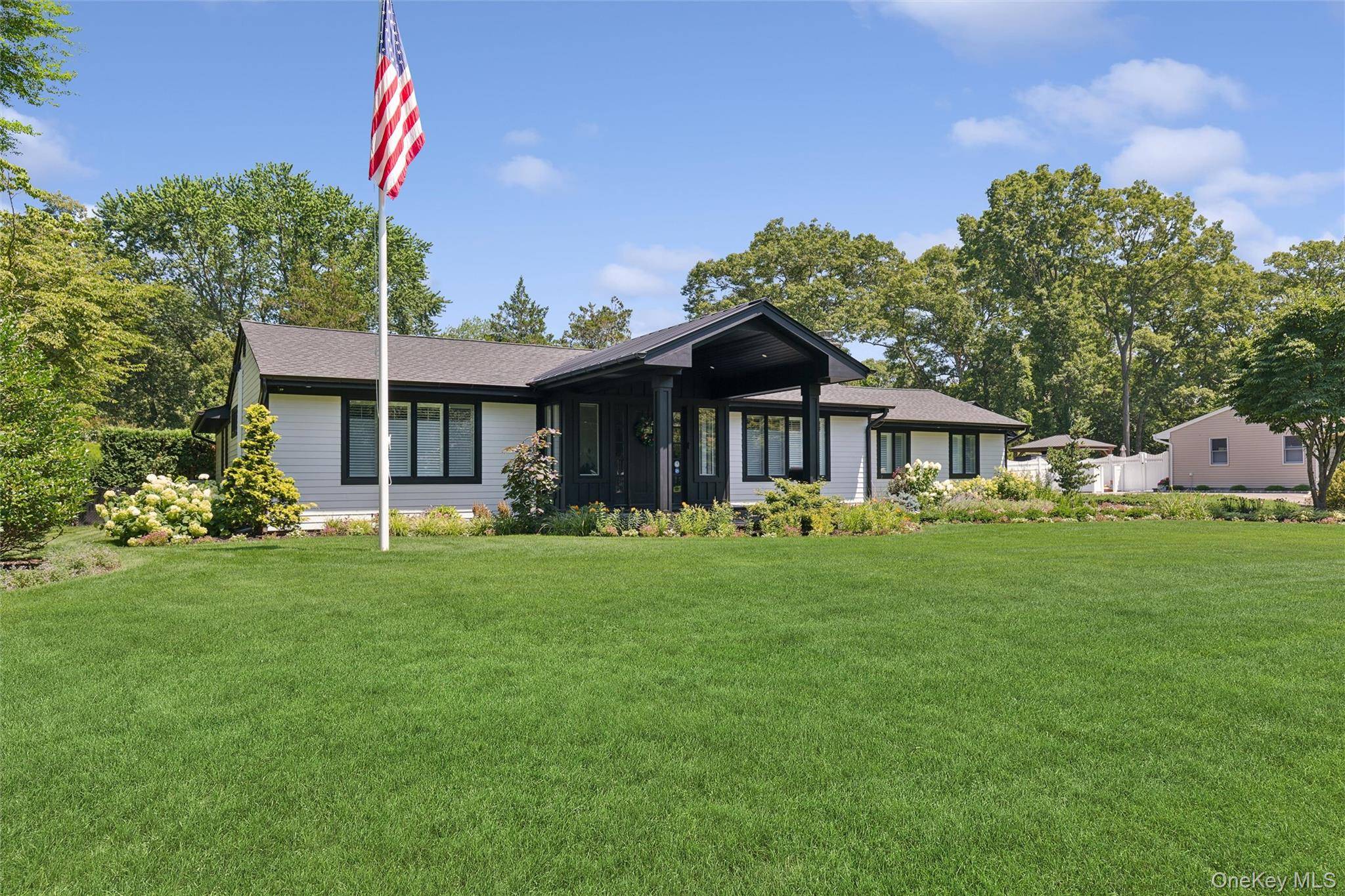 7 King Arthurs CT, Saint James, NY 11780
