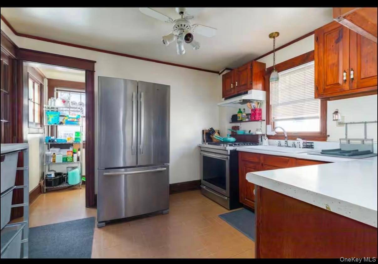 10 Oakwood BLVD, Poughkeepsie, NY 12603