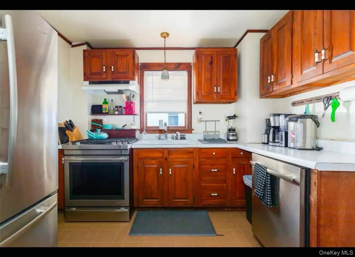 10 Oakwood BLVD, Poughkeepsie, NY 12603